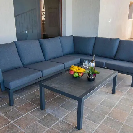 Hills View Willa Katikas