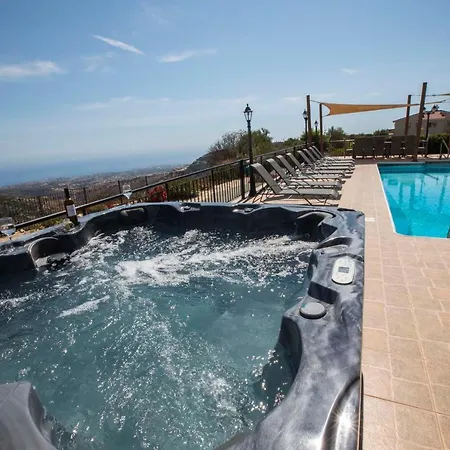 Hills View Willa Katikas